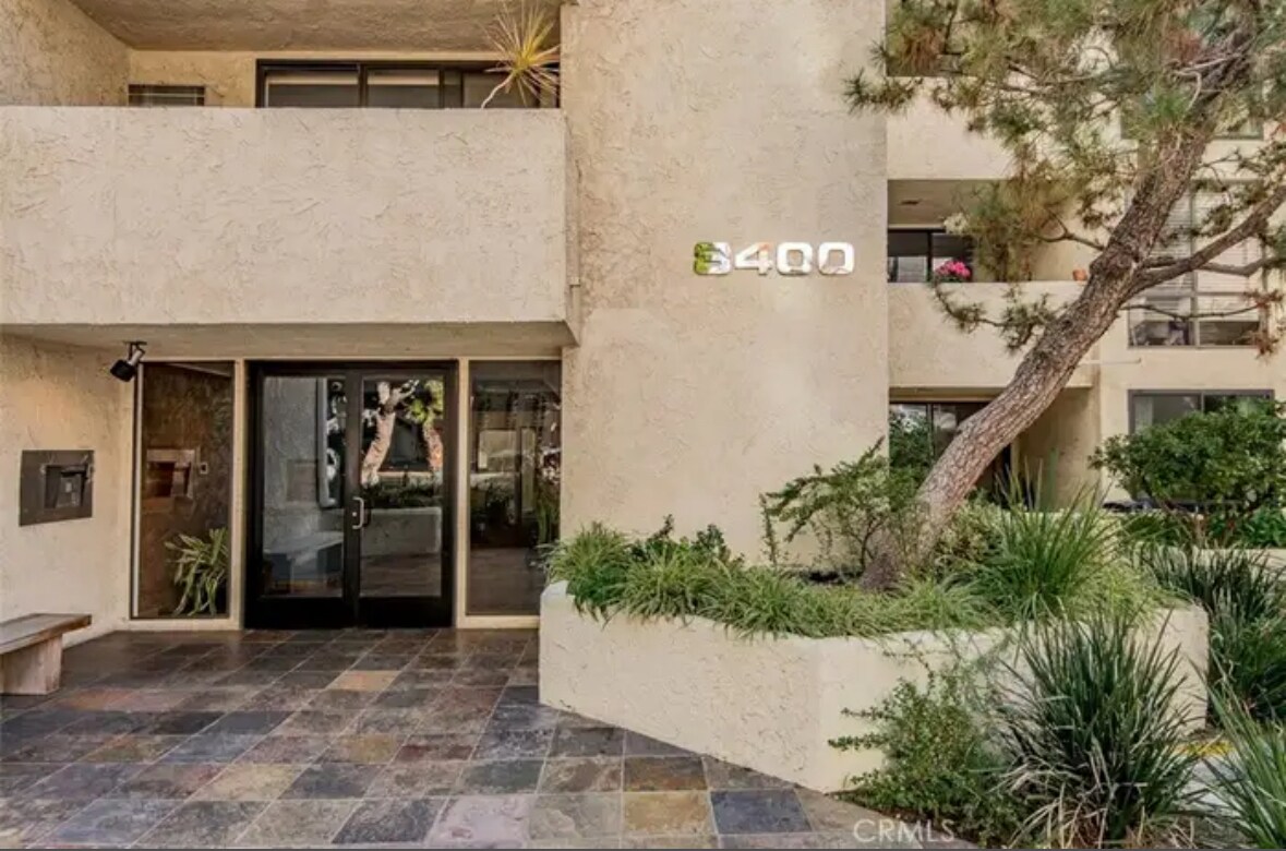 Building Photo - 8400 De Longpre Ave