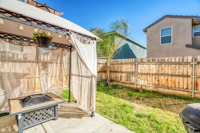 Building Photo - Beautiful 3/2.5 near Clovis East