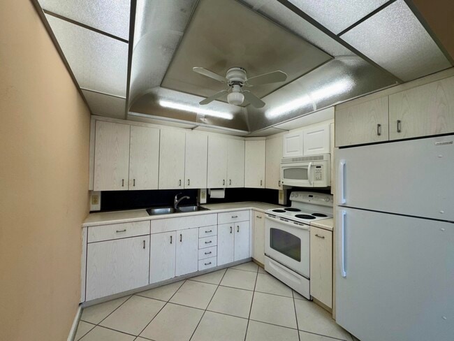 Building Photo - 4053 Hythe A