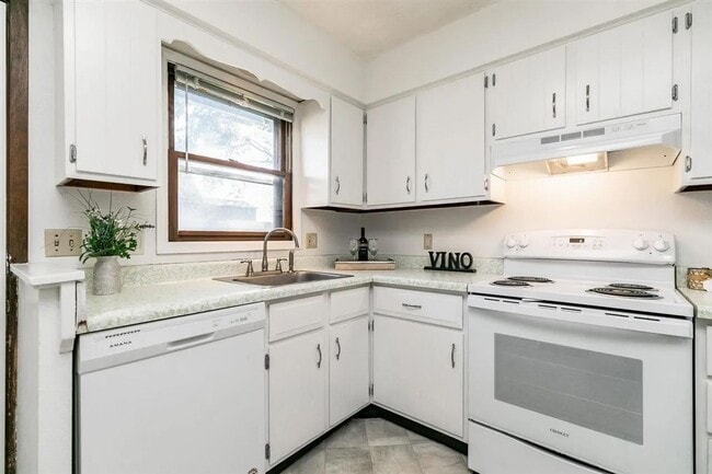 Building Photo - Beautiful Condo Close to University of Iowa