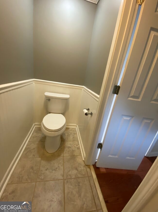 Building Photo - 212 Village Dr