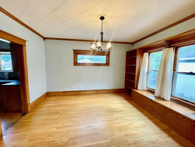 Building Photo - Charming 4 Bedroom Home