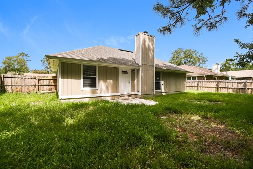 Building Photo - 1804 Sherwood Dr