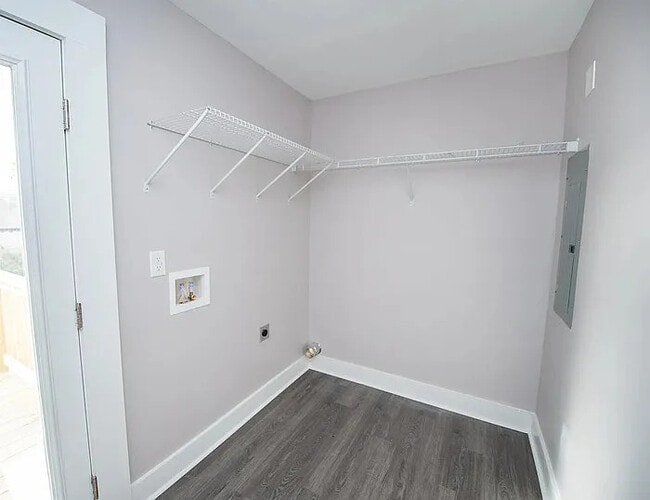 Building Photo - 3 Bedroom 2.5 Bathroom