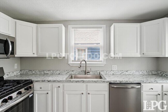 Building Photo - 928 W Gramercy Ave
