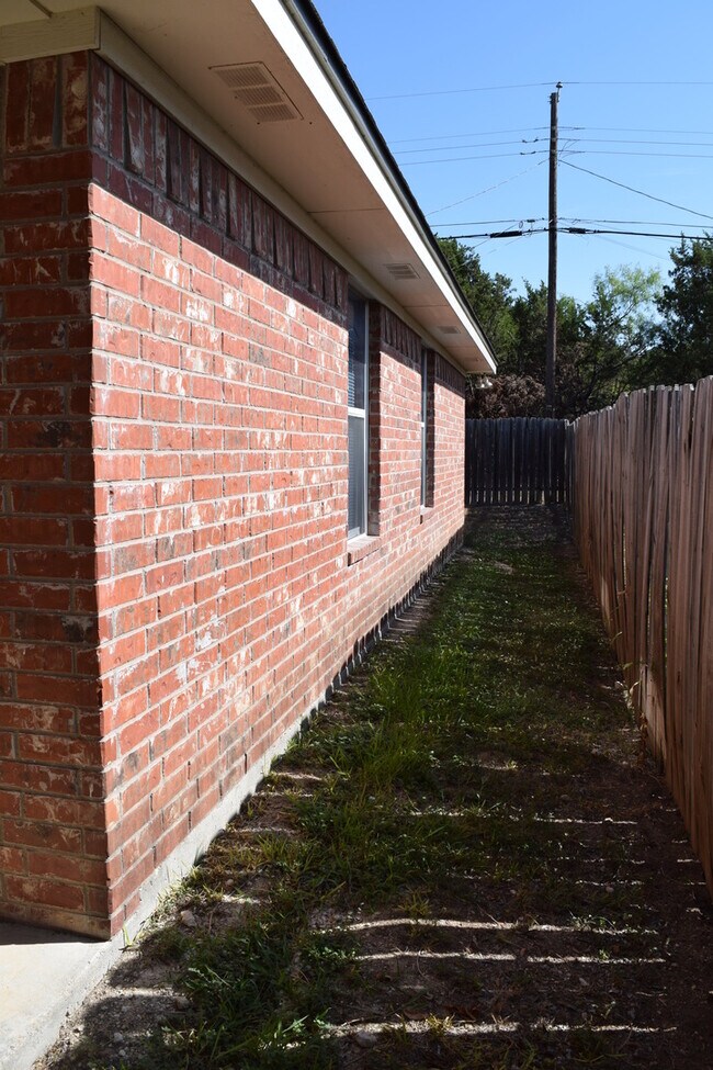 Building Photo - 933 Ramblewood St