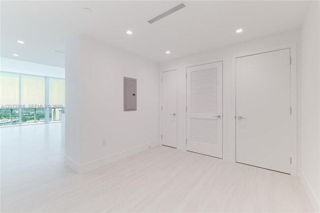 Building Photo - 2411 Laguna Cir