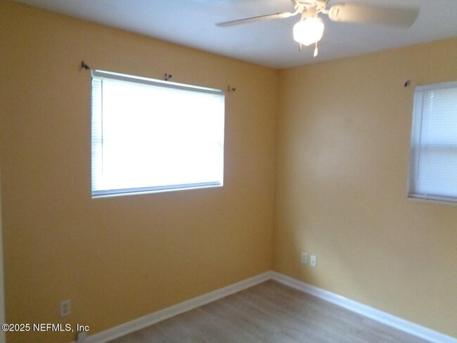 Building Photo - 1050 Mantes Ave