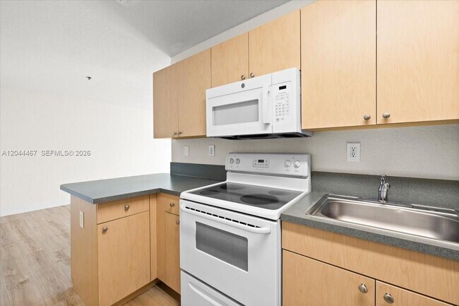 Building Photo - 437 SW 7th St