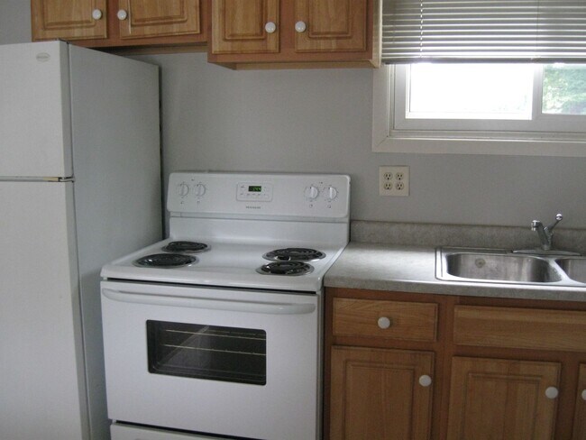 Building Photo - Close to Campus