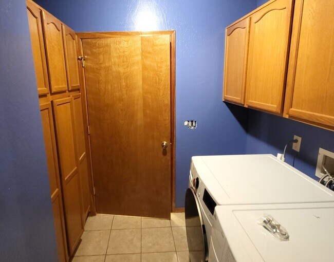 Building Photo - Bright Spacious Kachina Village Home!