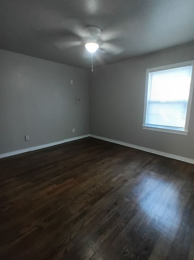 Building Photo - Lots of Space!