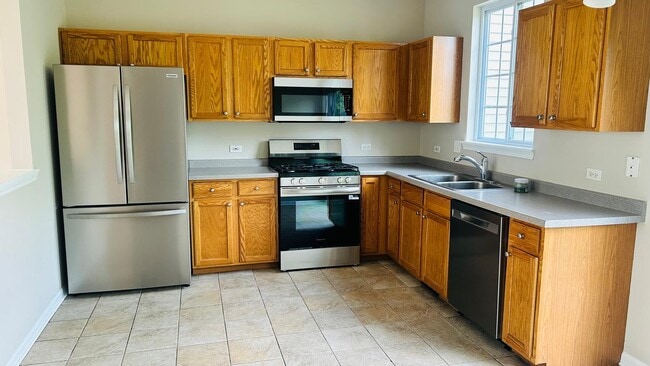 Building Photo - 340 Evergreen Cir