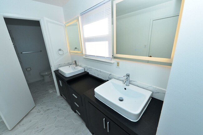 Building Photo - 6 Bedrooms-Little Neck Area