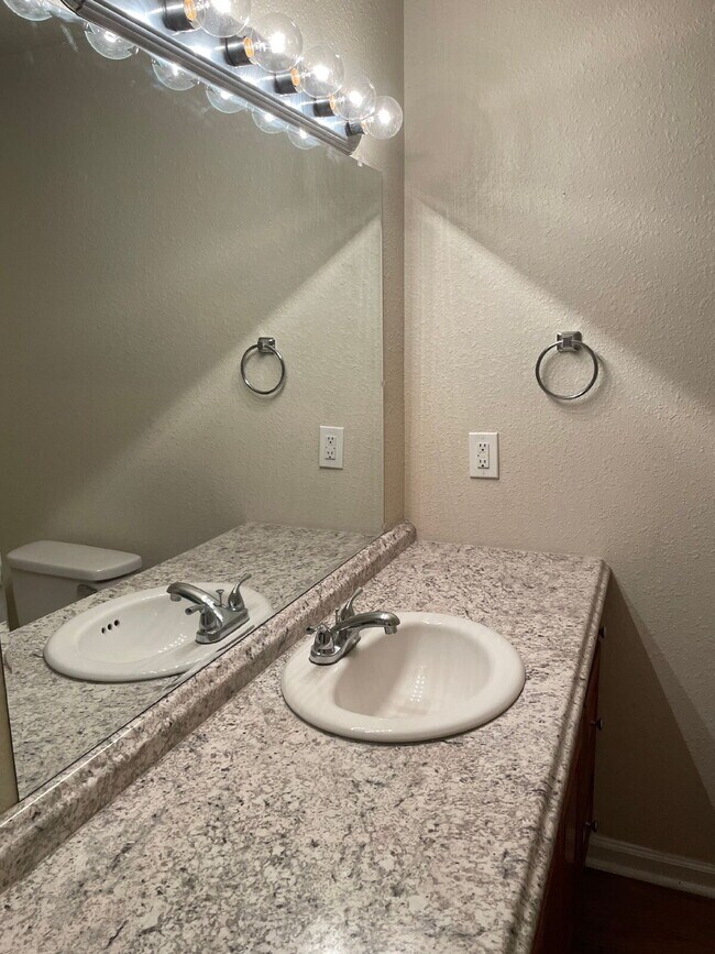 Building Photo - "Charming 3-Bedroom Retreat with Fireplace in Prime Jonesboro Location!"