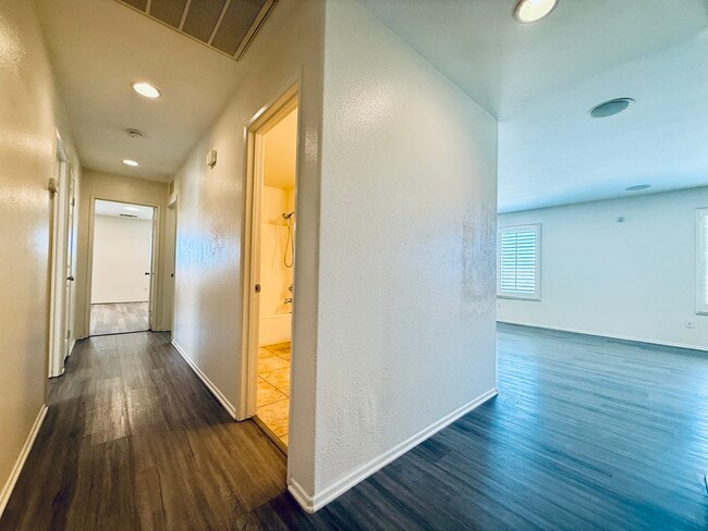 Building Photo - 44608 Avenida Linda