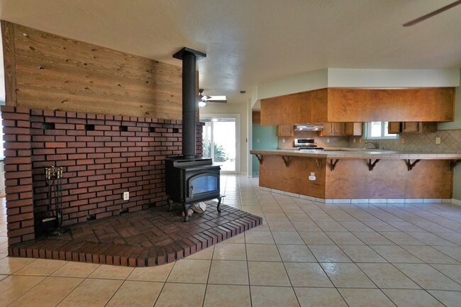 Building Photo - North Hanford 3 bedroom 2 bathroom