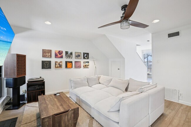 Building Photo - 1106 W 6th St