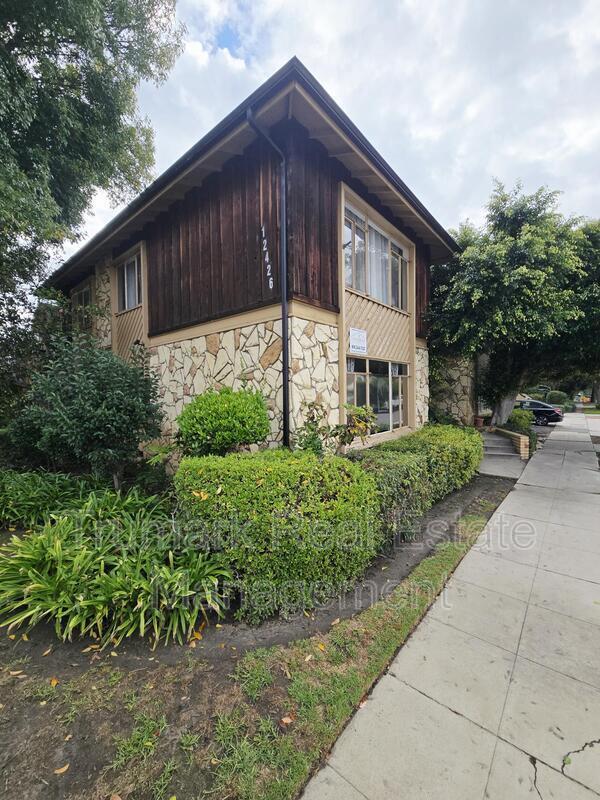 Building Photo - 12426 Moorpark St