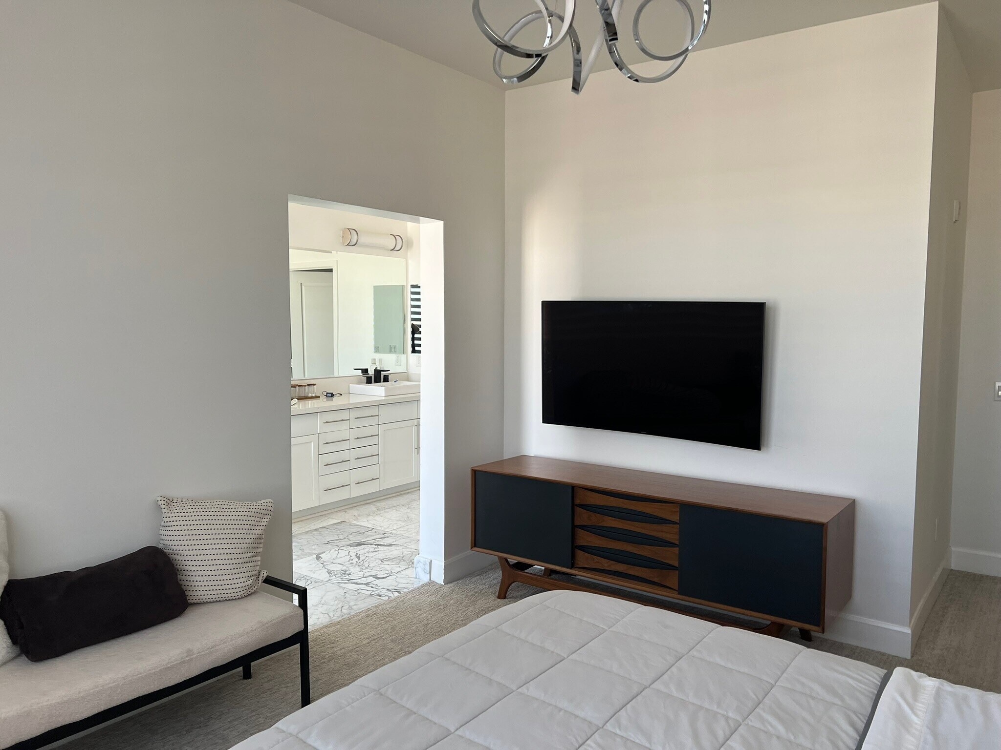 Building Photo - 300 E 4th St