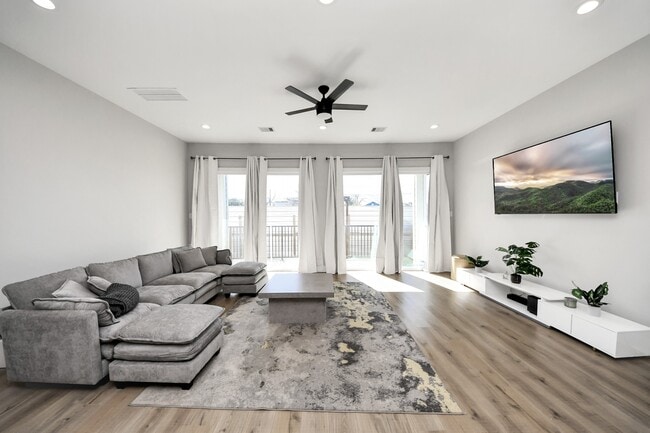 Building Photo - 410 E 41st St