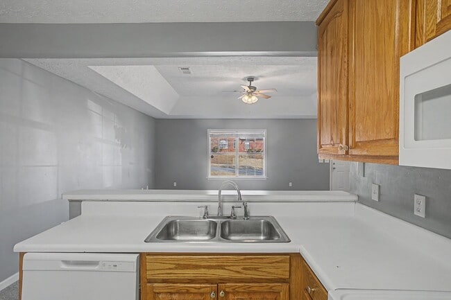 Building Photo - Now Available! 3 Bed 3 Bath Duplex