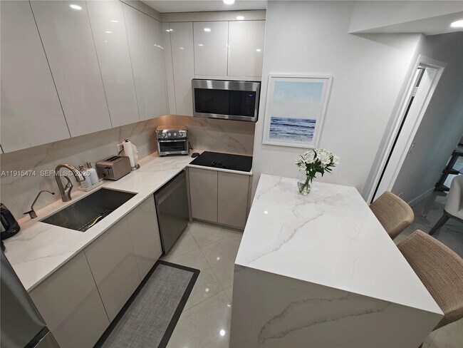 Building Photo - 825 Brickell Bay Dr