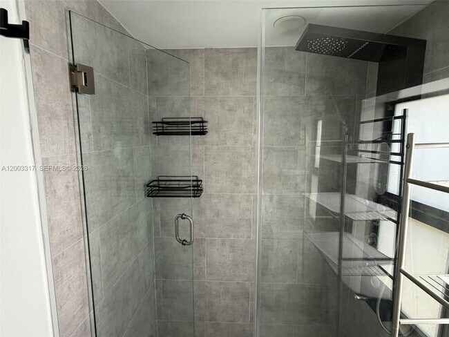 Building Photo - 638 SW 21st Ave