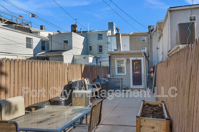 Building Photo - 232 S Castle St