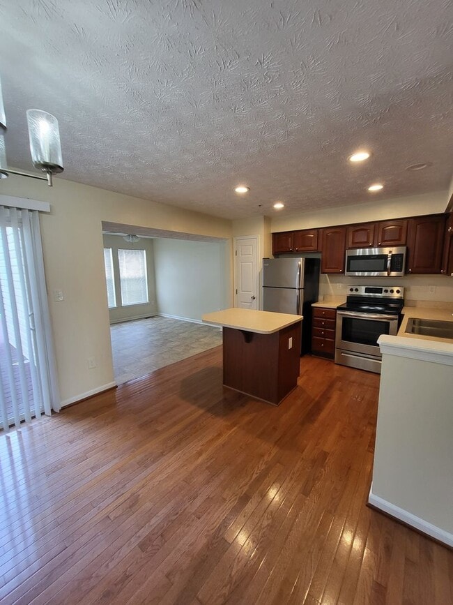 Building Photo - SPACIOUS 3-Level Townhome in Winston's Choice
