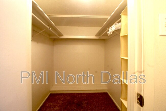 Building Photo - 7904 Royal Ln