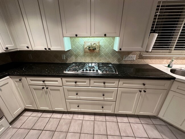 Building Photo - 19 Bronco Dr