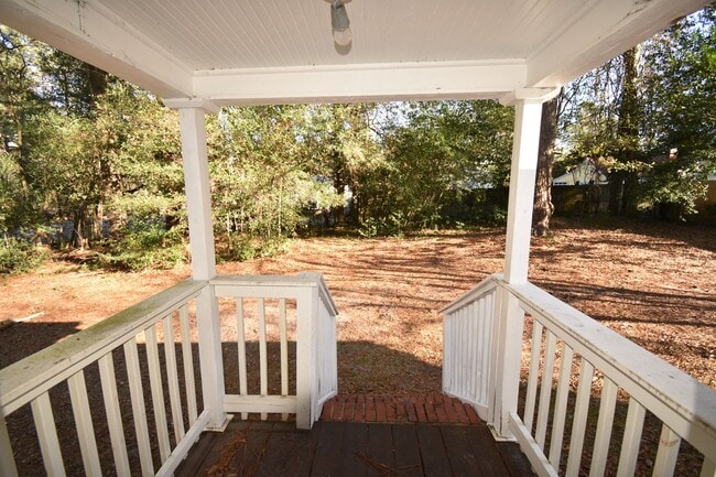 Building Photo - 2 Bedroom and 1 Bath Home (Pets Negotiable)