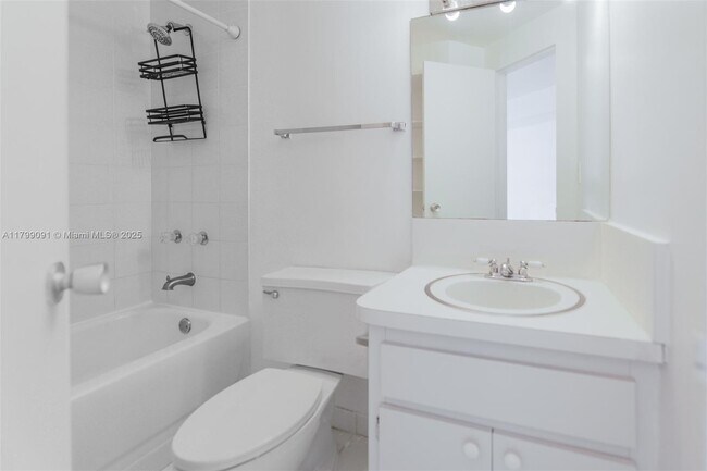 Building Photo - 801 Brickell Bay Dr