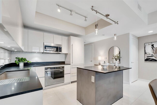 Building Photo - 1010 Brickell Ave