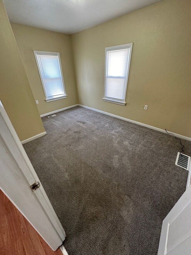 Building Photo - 2 bed 1 bath