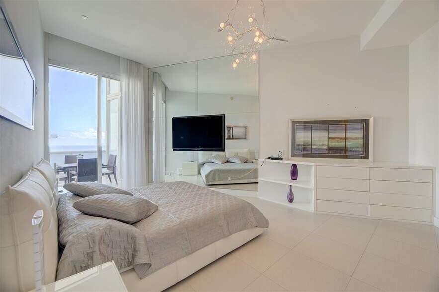 Building Photo - 15901 Collins Ave