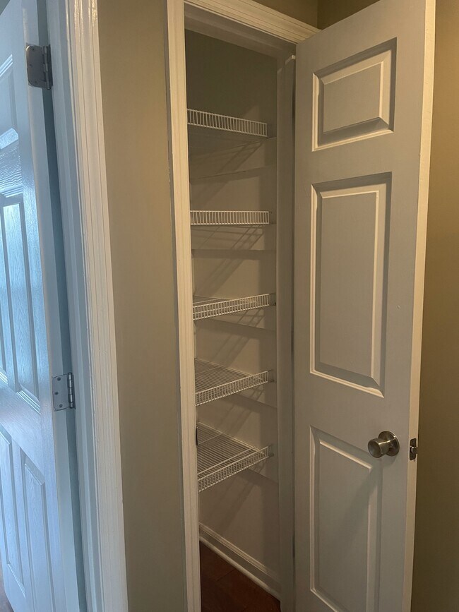 Linen Closet - 724 Due West Ave N