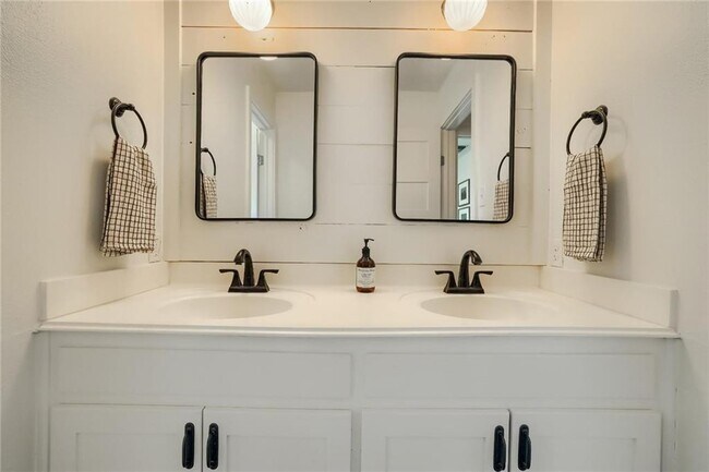 Building Photo - 1524 Sheridan Trail