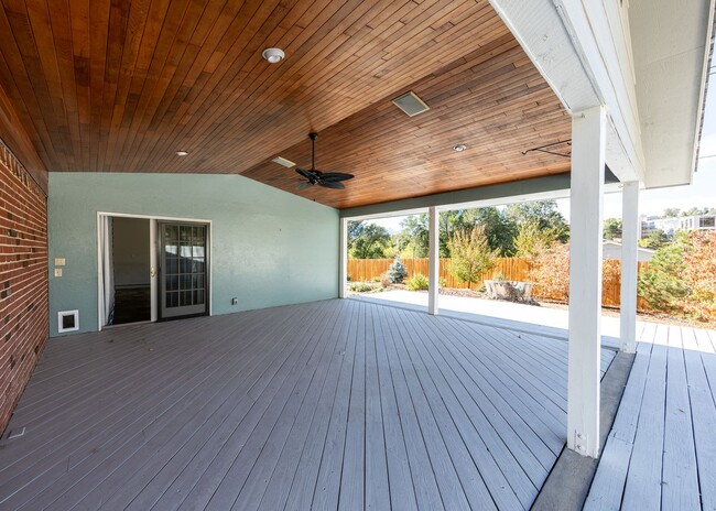 Building Photo - 3800 Templeton Gap Rd