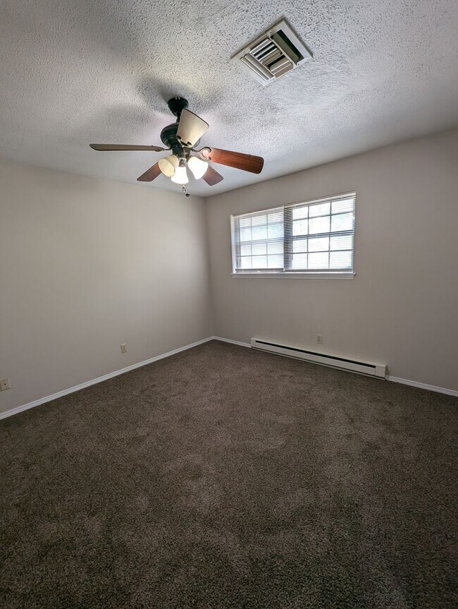 Building Photo - 2 Bedroom/1.5 Bathroom Townhouse in South ...
