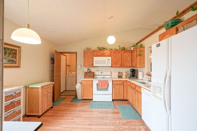 Building Photo - South side 3 Bedroom, 2 Bath Home, w/ 2 car attached garage