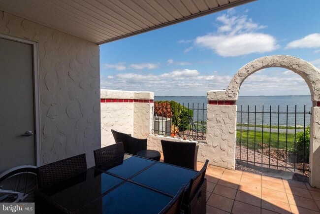 Building Photo - 25 Queen Elizabeth Ct