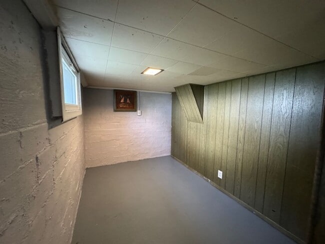 Building Photo - 3 Bedroom House