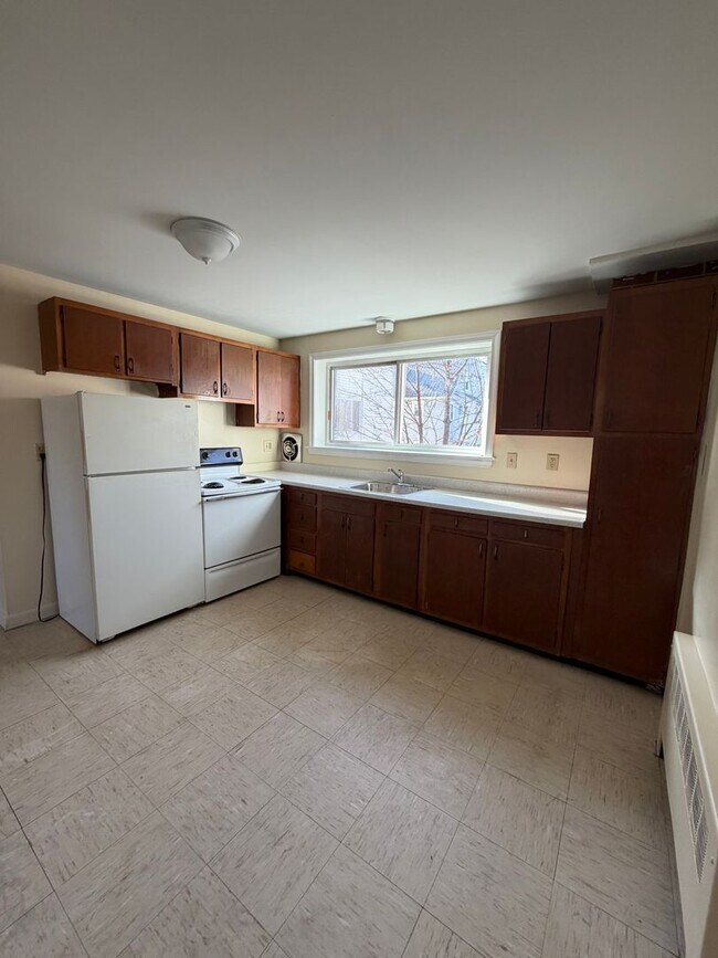 Building Photo - 132-134-134 Adelaide St