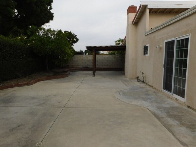 Building Photo - Beautiful single story 3 bedroom, 2 bathro...