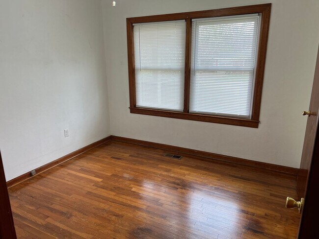 Building Photo - inviting 3-bedroom, 2-bath residence