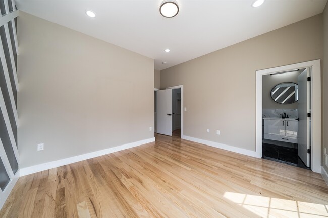 Building Photo - 159 Hopkins Ave