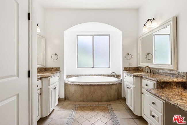 Building Photo - 320 S Swall Dr