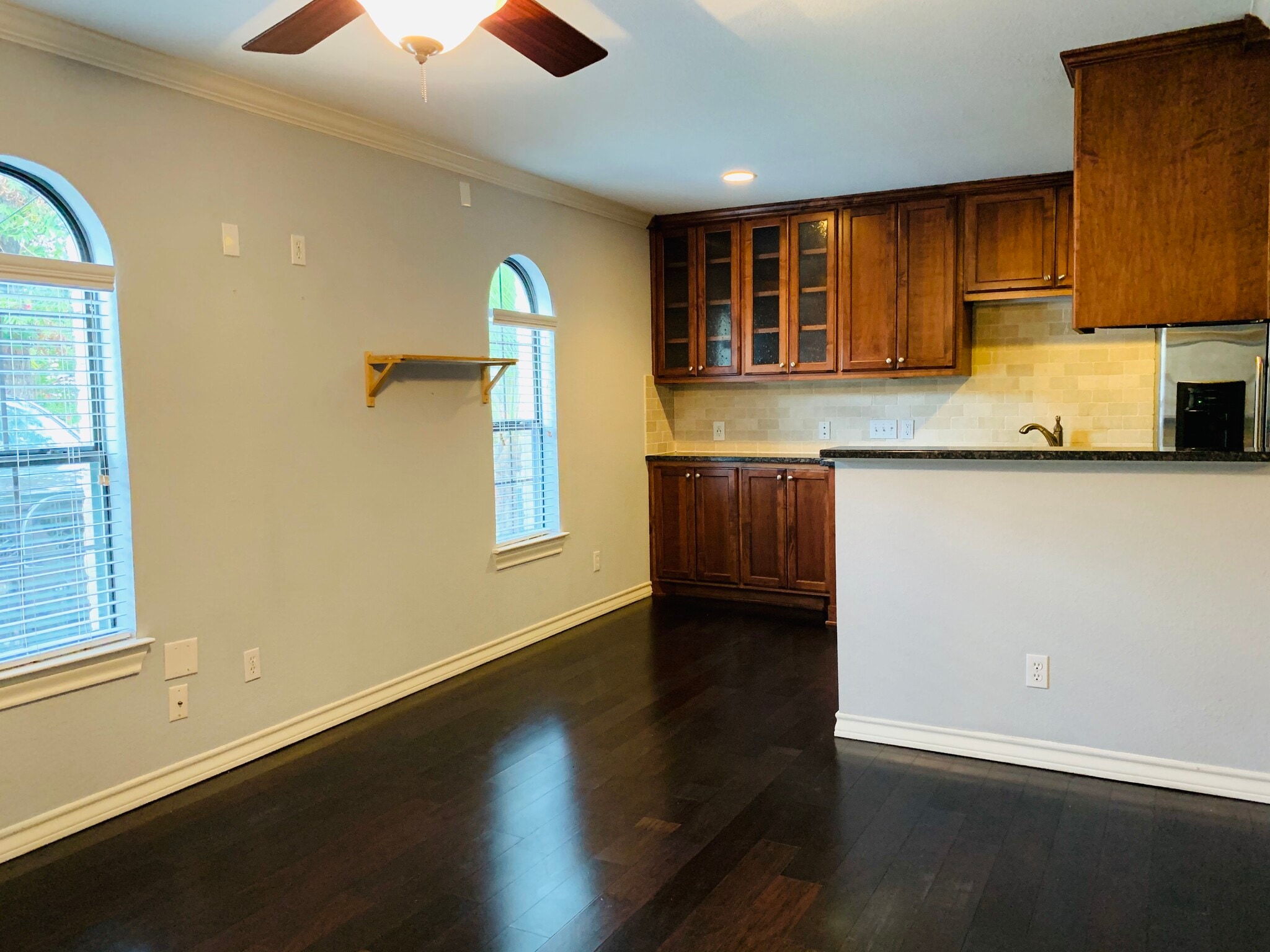 1x1 Condo. Features: Arched windows in living area, kitchen pantry, and walk in closet. Ceiling fan in each room. 407 E 45th St. Austin, TX 78751 - 407 E 45th St #116